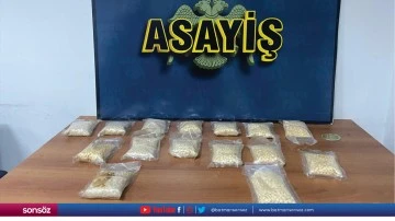 Ş&uuml;phelilerin otomobilden attığı &ccedil;antadan uyuşturucu &ccedil;ıktı