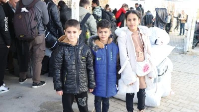 Suriyeli &ccedil;ocuklar ailelerine kavuşacak olmanın mutluluğunu yaşıyor