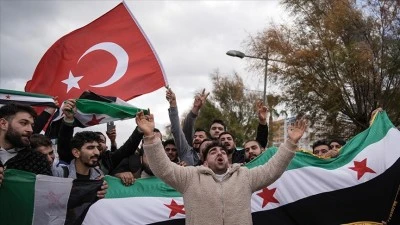 Suriyeliler Baas rejiminin &ccedil;&ouml;kmesini kutladı