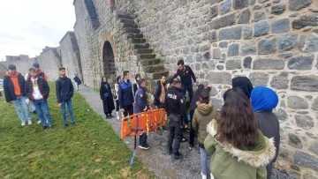 Surları'ndan d&uuml;şen gen&ccedil; kız yaralandı