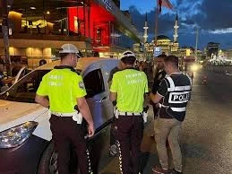 S&uuml;r&uuml;c&uuml; ve yolcular emniyet kemeri kullanımı konusunda bilgilendirildi