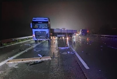 TAG Otoyolu'nda &ccedil;ekiciyle &ccedil;arpışan kamyonetteki 1 kişi &ouml;ld&uuml;, 1 kişi yaralandı