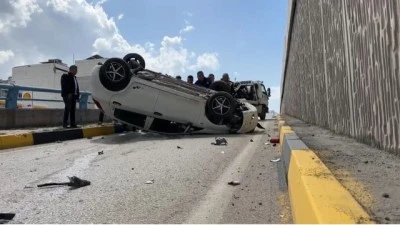 Takla atan otomobildeki 2 kişi yaralandı
