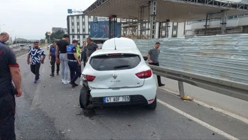 Taksi ile otomobilin &ccedil;arpıştığı kazada 2 kardeş yaralandı