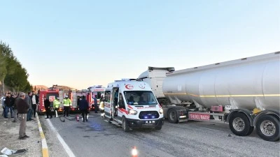 Tanker ile otomobilin &ccedil;arpıştığı kazada 3 kişi &ouml;ld&uuml;, 4 kişi yaralandı