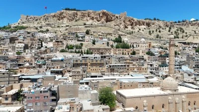 Tarihi kent Mardin'in dokusunu bozan betonarme binaların yıkımı s&uuml;r&uuml;yor