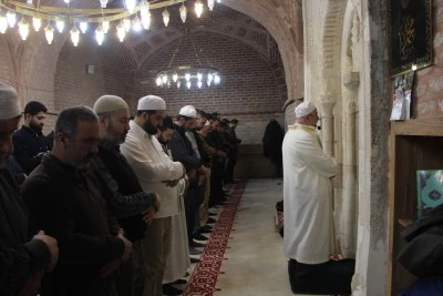 Tarihi Kırımızı Medrese'de hatimle teravih namazı kılınıyor
