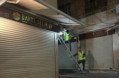 Tarihi sokaklarda aydınlatma &ccedil;alışmaları s&uuml;r&uuml;yor