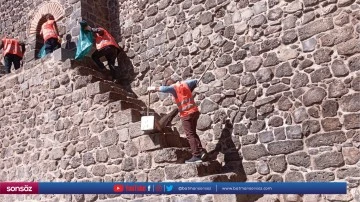 Tarihi surlarda temizlik &ccedil;alışması s&uuml;r&uuml;yor
