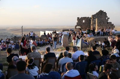 Tarihi Zerzevan Kalesi'nde "Yıldızlar Altında Bilim ve Sanat" etkinliği d&uuml;zenlendi