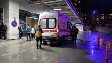 Tarım aracının devrilmesi sonucu 1'i ağır, 2 kişi yaralandı