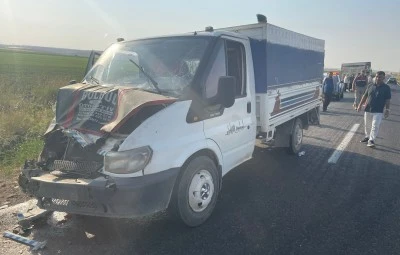 Tarım iş&ccedil;ilerini taşıyan kamyonetler &ccedil;arpıştı, 11 kişi yaralandı
