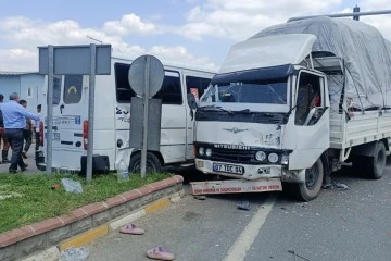 Tarım işçilerini taşıyan minibüsle kamyonet çarpıştı, 9 kişi yaralandı