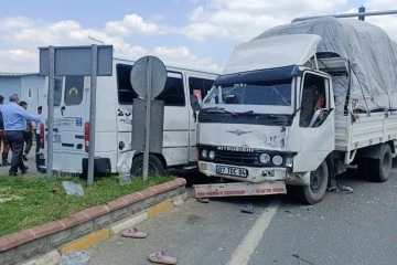Tarım iş&ccedil;ilerini taşıyan minib&uuml;sle kamyonet &ccedil;arpıştı, 9 kişi yaralandı
