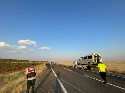 Tarım iş&ccedil;ilerini taşıyan minib&uuml;s&uuml;n devrildiği kazada 22 kişi yaralandı
