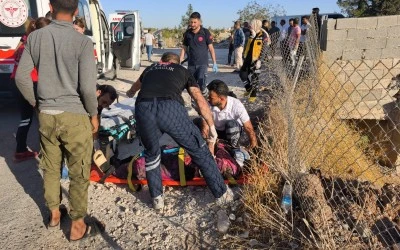 Tarım iş&ccedil;ilerini taşıyan minib&uuml;s&uuml;n devrilmesi sonucu 19 kişi yaralandı