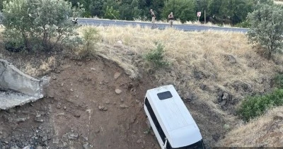 Tarım iş&ccedil;ilerini taşıyan minib&uuml;s&uuml;n şarampole devrilmesi sonucu 4 kişi yaralandı