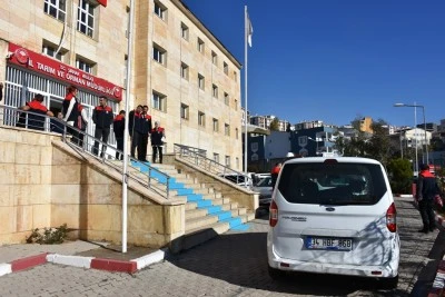 Tarım ve Orman Bakanlığının desteklerini k&ouml;y k&ouml;y gezerek &ccedil;ift&ccedil;ilere anlatıyorlar
