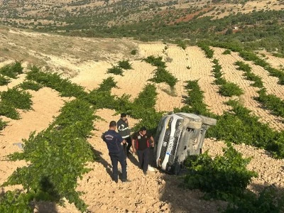Tarlaya devrilen otomobildeki 4 kişi yaralandı