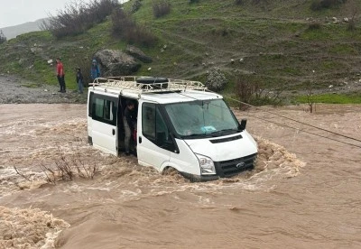 Taşan derede mahsur kalan minib&uuml;steki hasta kadın hayatını kaybetti