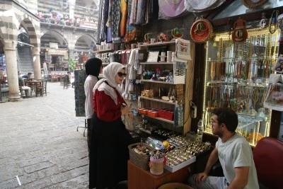 Tatil i&ccedil;in 40 dereceyi aşan sıcakta Diyarbakır'a geldi