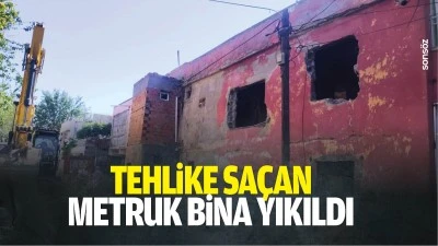 Tehlike sa&ccedil;an metruk bina yıkıldı