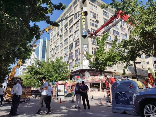 Tehlikeli tabela s&ouml;k&uuml;ld&uuml;