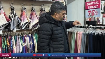 Tek eliyle hayata tutunuyor