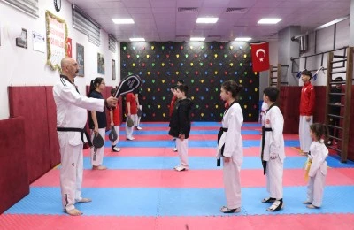 Tekvandoyu sevdirmek i&ccedil;in &ccedil;ocuklarıyla takım arkadaşı oldu