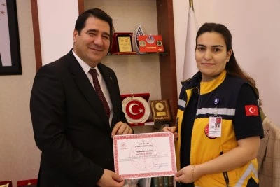 Telefonda anlattığı Heimlich manevrasıyla hayat kurtaran sağlık personeli &ouml;d&uuml;llendirildi