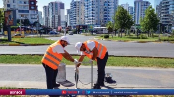 &lsquo;Temiz bir kent&rsquo; i&ccedil;in cadde ve bulvarlara &ccedil;&ouml;p kovaları yerleştiriliyor