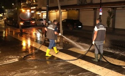 Temizlik &ccedil;alışmaları s&uuml;r&uuml;yor