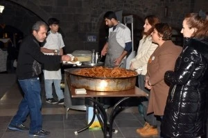 Teravihten &ccedil;ıkan yurttaşlara tatlı ikramı