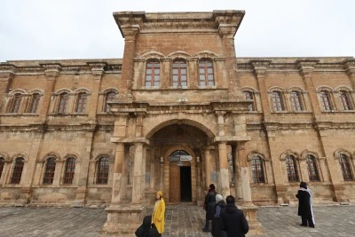 Tescilli Mardin taşına tarihi yapılardaki motifler işleniyor