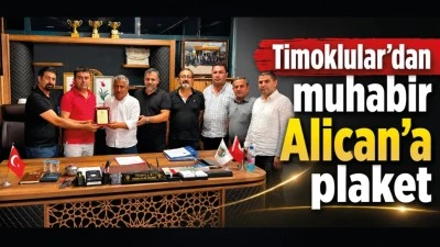 Timoklular&rsquo;dan muhabir Alican&rsquo;a plaket