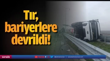 Tır, bariyerlere devrildi!