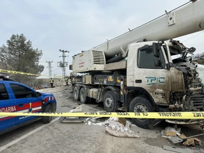 Tır ile vincin &ccedil;arpıştığı kazada 2 kişi ağır yaralandı