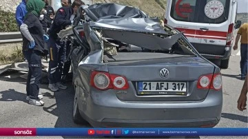 Tıra arkadan &ccedil;arpan otomobildeki 1 kişi &ouml;ld&uuml;, 1 kişi yaralandı