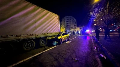 Tıra arkadan &ccedil;arpan otomobildeki 3 kişi yaralandı