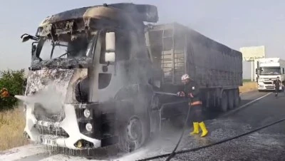 Tırda &ccedil;ıkan yangın itfaiye ekiplerince s&ouml;nd&uuml;r&uuml;ld&uuml;