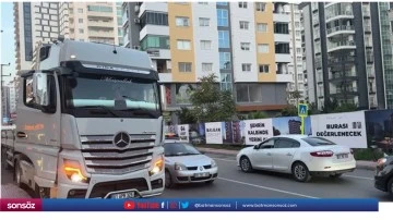 Tırın altında kalan motosikletin s&uuml;r&uuml;c&uuml;s&uuml; &ouml;ld&uuml;