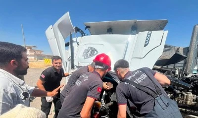 Tırın &ccedil;arptığı park halindeki kamyonun s&uuml;r&uuml;c&uuml;s&uuml; &ouml;ld&uuml;