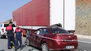 Tırın dorsesine &ccedil;arpan otomobildeki 2 kişi &ouml;ld&uuml;, 3 kişi yaralandı