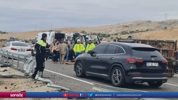Tır, trakt&ouml;r ile &ccedil;arpıştı: 1 kişi &ouml;l&uuml;, 1 yaralı