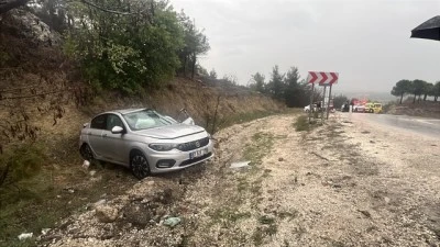 Tırla &ccedil;arpışan otomobildeki 4 kişi yaralandı