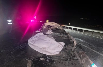 Tırla &ccedil;arpışan otomobilin s&uuml;r&uuml;c&uuml;s&uuml; yaralandı