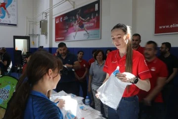 TMOK'tan Gaziantep'te yaklaşık 600 &ouml;ğrenciye spor malzemesi desteği