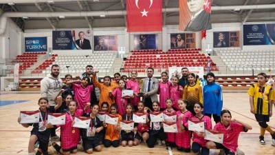 TOKİ&rsquo;nin k&uuml;&ccedil;&uuml;k kızları şampiyonu