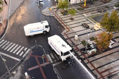 TOMA su sıktı, İdris Usta &ccedil;iğk&ouml;fte yoğurdu