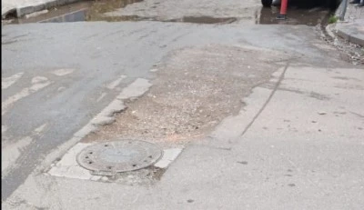 Toptancılar Caddesi&rsquo;nte bozuk yol kazaya neden oluyor